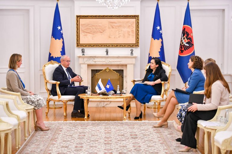 Presidentja Osmani takoi shefin e misionit të OSBE-së në Kosovë, ambasadorin Michael Davenport