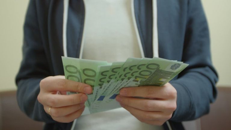 20 serbë të sistemuar në MPB që nga viti 2015 paguhen pa punuar