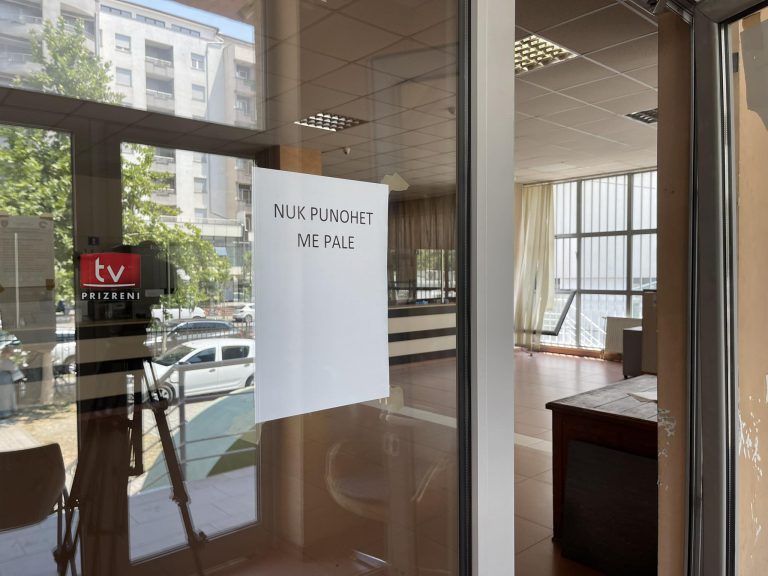 Nuk punojnë kondicionerët, Qendra e Regjistrimit të Automjeteve në Prizren e mbyllur që nga e hëna