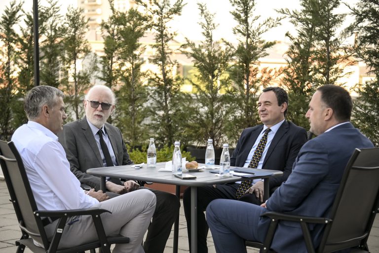 Kurti takohet me u.d. drejtorin e ASK-së, Avni Kastrati, falënderon për bashkëpunimin në procesin e regjistrimit të popullsisë