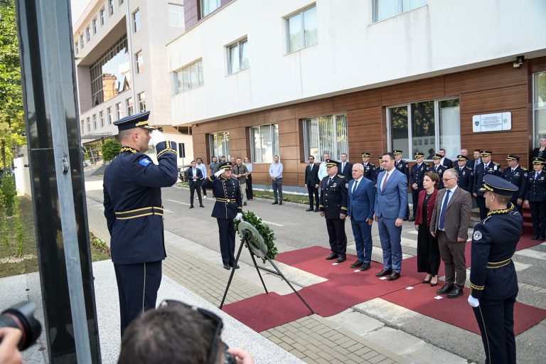Mbahen homazhe për nderimin dhe shënimin e ditës memoriale të policëve të rënë në kryerje të detyrës