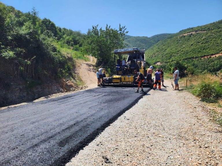 Shtrohet shtresa e parë e asfaltit në rrugën që lidh fshatin Billushë me aksin rrugor Zhur – Dragash