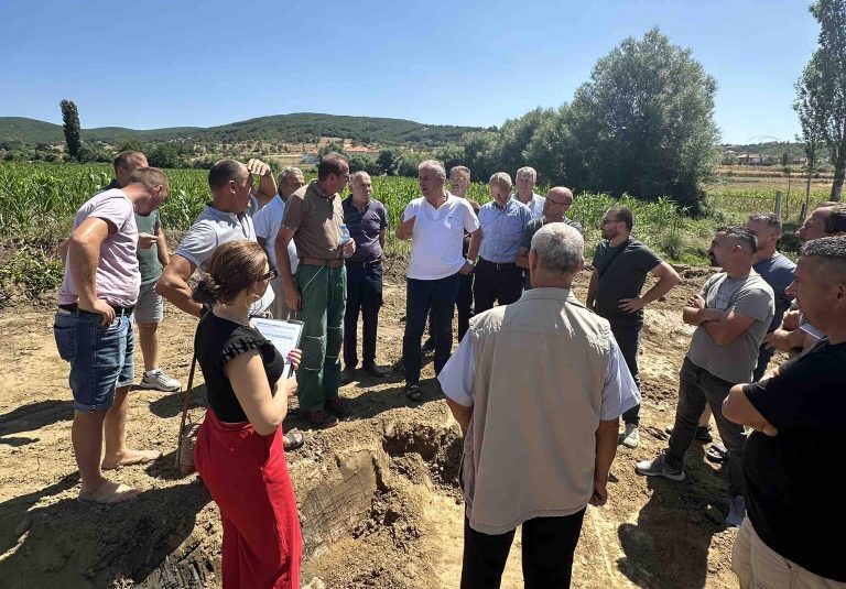 Kryetari i Suharekës, Bali Muharremaj, diskuton me banorët e fshatit Bllacë dhe arkitektët rreth parkut të ri