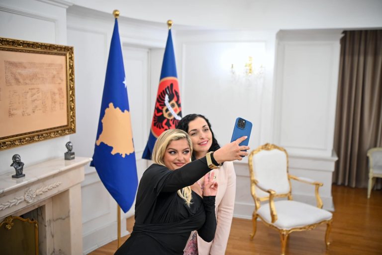 Bebe Rexha pritet nga presidentja Osmani