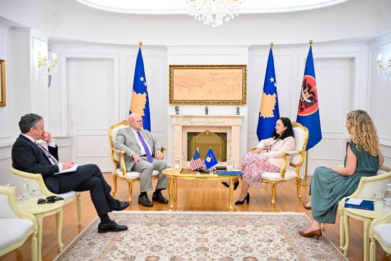 Osmani pret në takim Hovenierin, shpreh shqetësimin për heqjen e vizave të serbëve me pasaporta ilegale