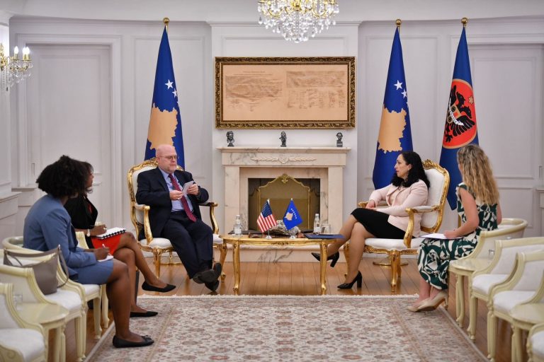 Osmani pret në takim ambasadorin Hovenier, e informon rreth takimit me partitë politike