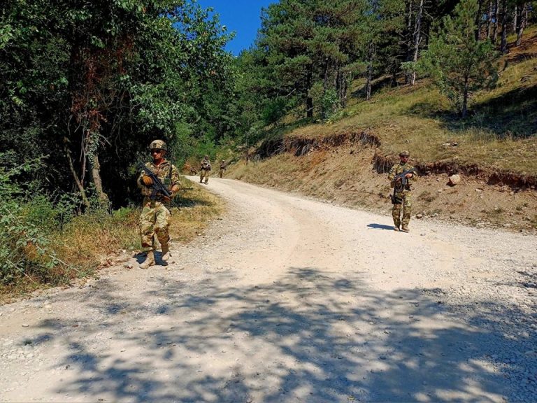 Ushtarët e KFOR-it bëjnë stërvitje për të mbrojtur Manastirin e Deçanit dhe për të siguruar zonat përreth