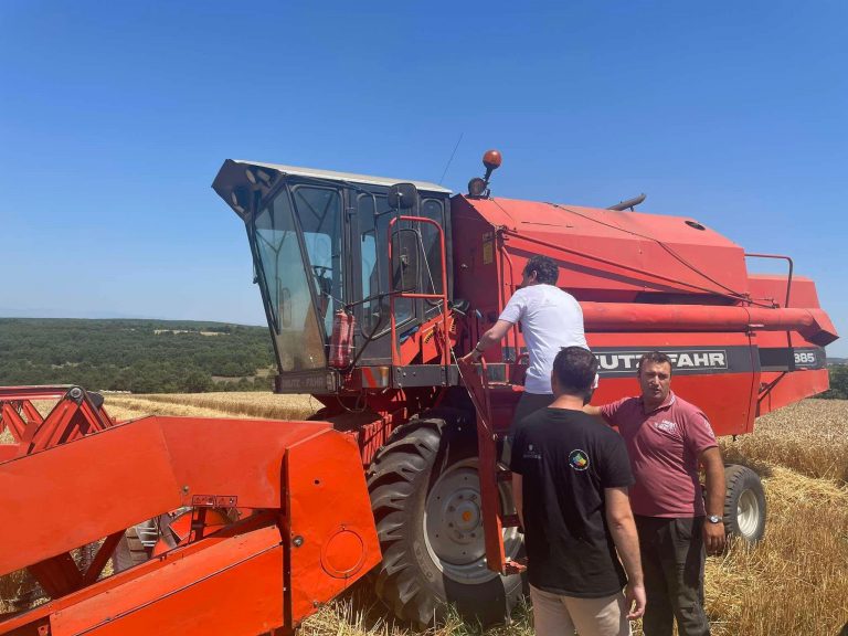 Kurti i hip kombajës në Malishevë, sheh nga afër procesin e korrjes-shirjeve.