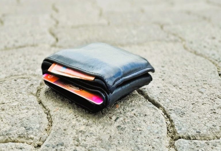 Qytetari në Prizren dorëzon në Polici të hollat e gjetura