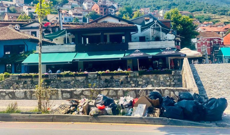 AAK në Prizren reagon ndaj grumbullimit të mbeturinave në qendër të qytetit: Prizreni meriton trajtim më të dinjitetshëm