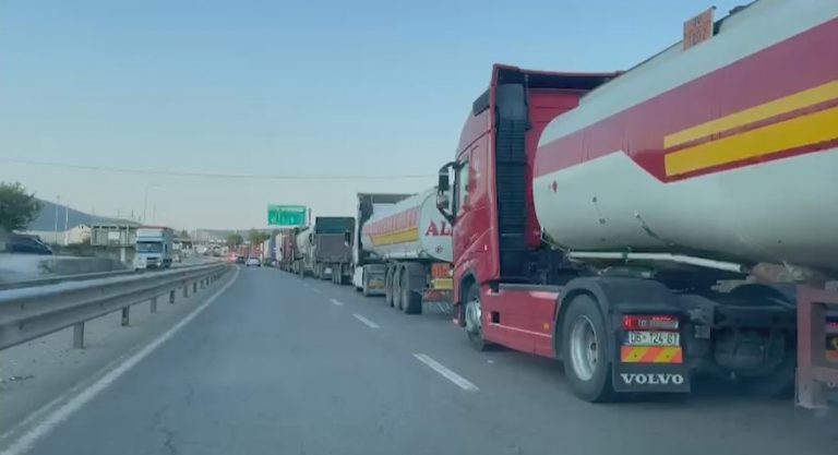 Radhë kilometrike në Morinë, drejtuesit e kamionëve të pakënaqur me masat e Qeverisë