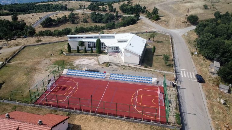 Përfundon ndërtimi i fushës sportive në shkollën “Vëllezërit Frashëri” në fshatin Planejë të Hasit