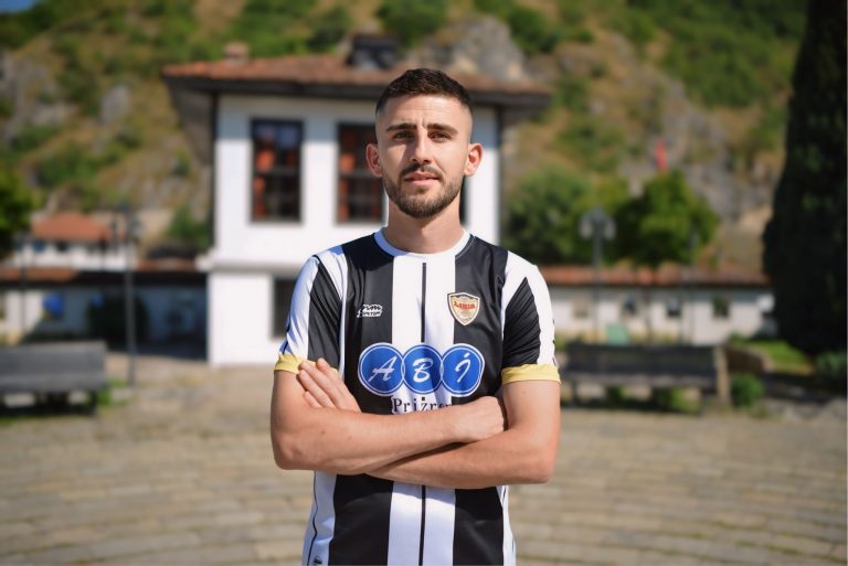 Sulmuesi i shquar, Fiton Hajdari, vesh fanelën e Lirisë