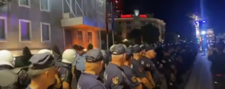 Protesta në Shqipëri e thirrur nga Berisha, hidhet molotov drejt Kryeministrisë