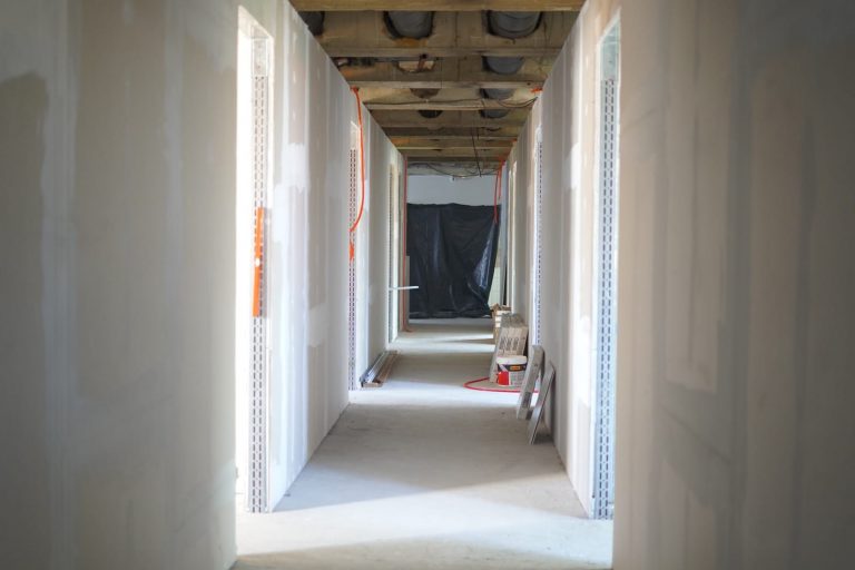 Filloi renovimi i tërësishëm i katit të parë të objektit të administratës komunale në Prizren