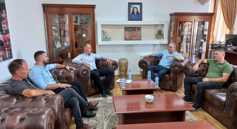 Kryetari Totaj priti biznesmenët hungarezë, diskutuan për mundësitë e bashkëpunimit në sfera të ndryshme