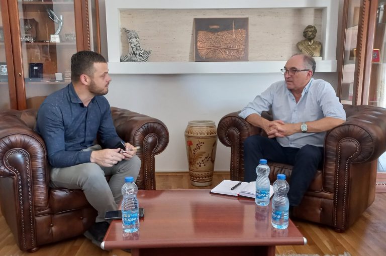 Totaj takoi drejtorin menaxhues të FKEE, Driton Hetemi, diskutuan për magazinimin e përkohshëm të mbetjeve të asbestit