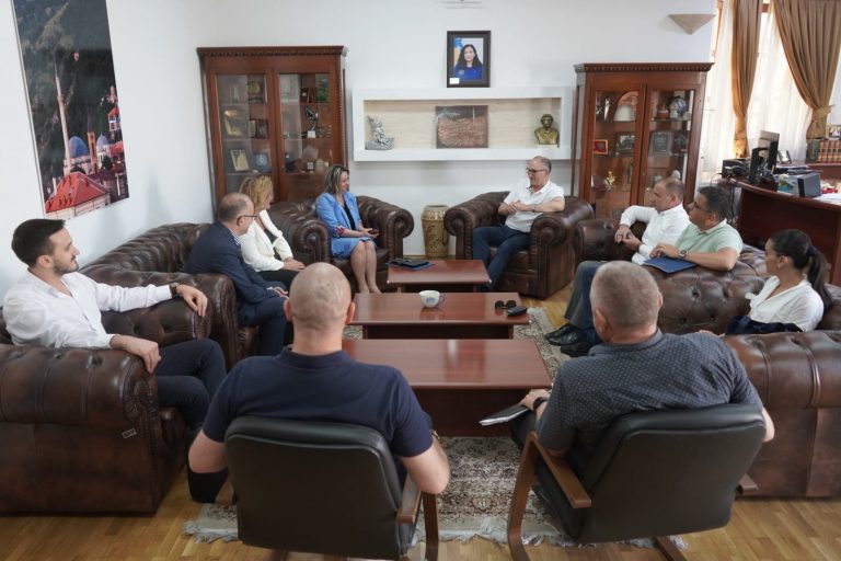 Totaj takoi kryetaren AKK-së, Isufi, atë të OShP-së, Mexhuani dhe kryetarin e KRPP-së, Vishaj, diskutuan për marrëveshjet e fshehta në prokurimin publik