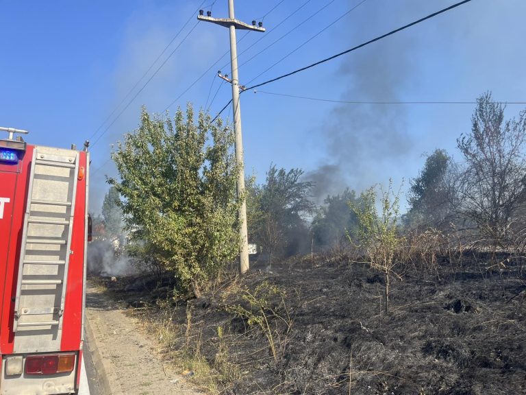 Zjarr në Sopijë të Suharekës, një kamion rrëzoi telat e shtyllës elektrike