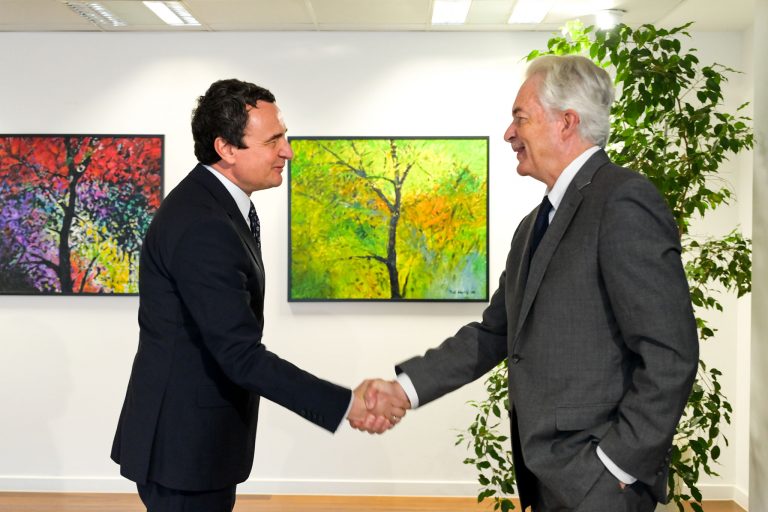 Qeveria: Vizita e shefit të CIA-s në Kosovë, dëshmi e marrëdhënieve të forta dhe të qëndrueshme midis dy shteteve