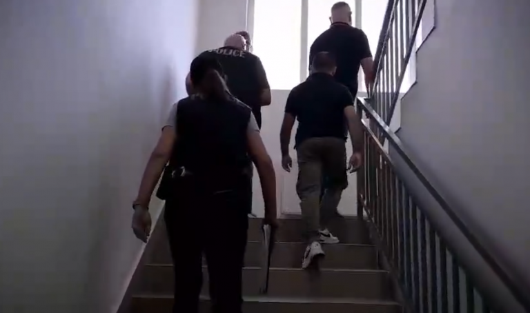 Policia publikon pamje të aksionit për mbylljen e pesë objekteve të komunave ilegale në veri