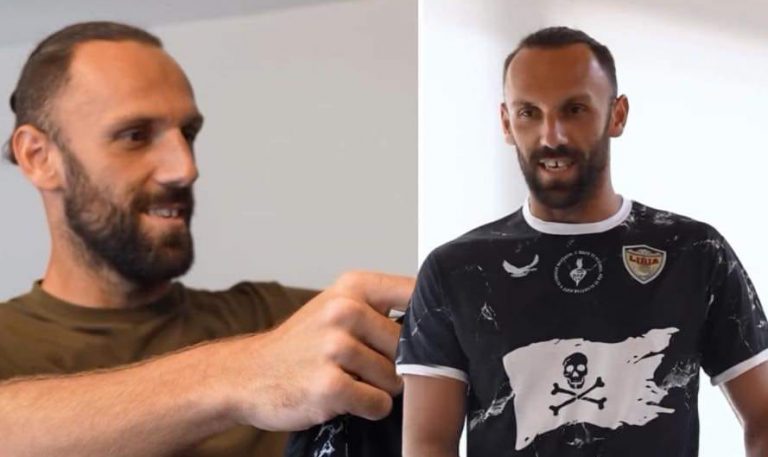Vedat Muriqi ia prezanton Mallorcas fanellën që Liria e ka dizajnuar për të