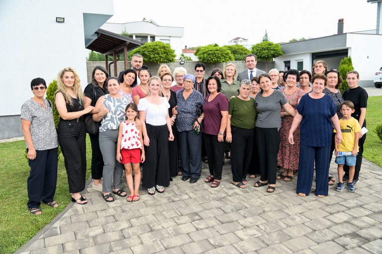 Kryeministri Kurti takoi gratë e Krushës së Vogël në Ditën Ndërkombëtare të Personave të Zhdukur