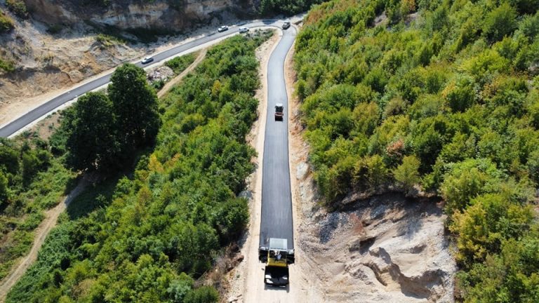 Po shtrohet shtresa e parë e asfaltit në rrugën që lidh fshatin Billushë me aksin rrugor Zhur-Dragash