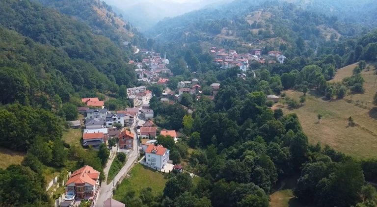 Totaj uron të dielë të këndshme me pamje të fshatit Gornjasellë: Destinacion i shkëlqyer për vizitë dhe eksplorim