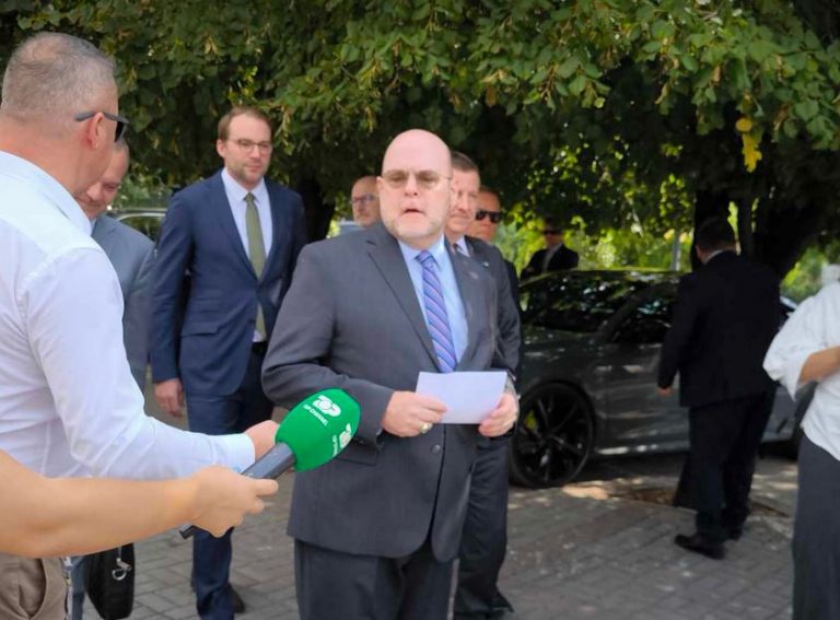 Ambasadorët e QUINT takim te Kurti, Hovenier: S’e përkrahim asnjë ndërrim të statusit të Urës së Ibrit