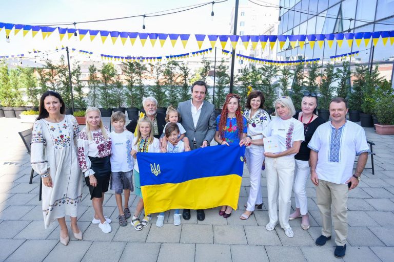 Kurti takoi qytetarët ukrainas që jetojnë në Kosovë: Ukraina është mburojë e demokracisë evropiane