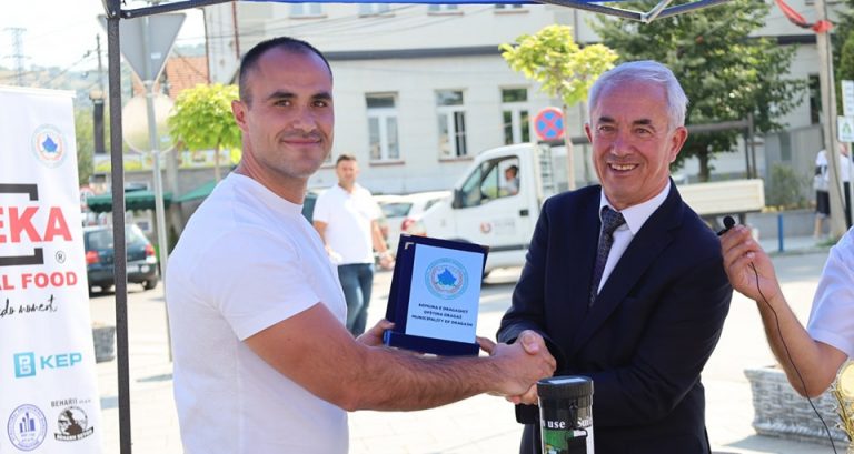 Mjeshtri ndërkombëtar i shahut, Landi Pasku, mori pjesë në aktivitetin e organizuar nga klubi i shahut “Sharri” në Dragash