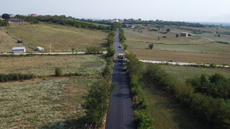 U asfaltua rruga që lidh fshatrat Vlashnje dhe Kobaj