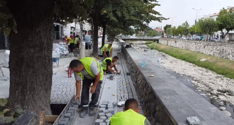 Po vazhdojnë punimet në rrugën “Shuaip Spahiu” në qendër të Prizrenit