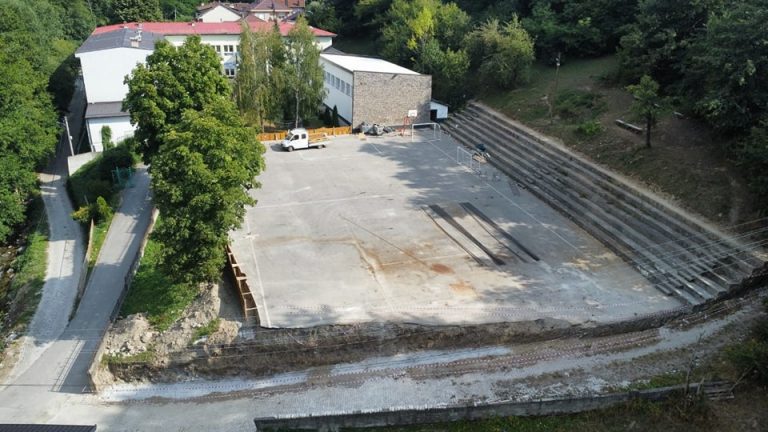 Po vazhdojnë punimet për rregullimin e stadiumit në shkollën “Meto Bajraktari” në Reçan