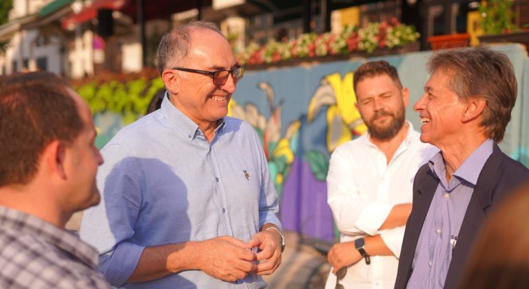 Totaj dhe Szunyog vizituan muralin e punuar nga artistët e Prizrenit për ditën e Evropës