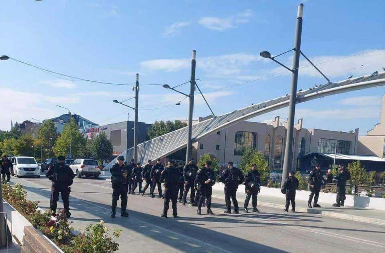 Pjesëtarët e KFOR-it vendosen në mes të Urës së Ibrit, shihen edhe autoblinda tjera