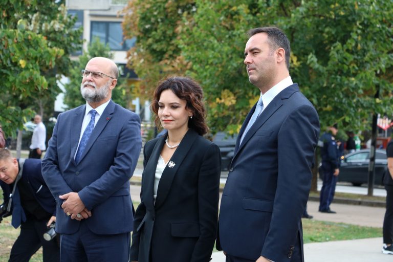 Konjufca dhe Spiropali bënë homazhe pranë memorialit Heroinat