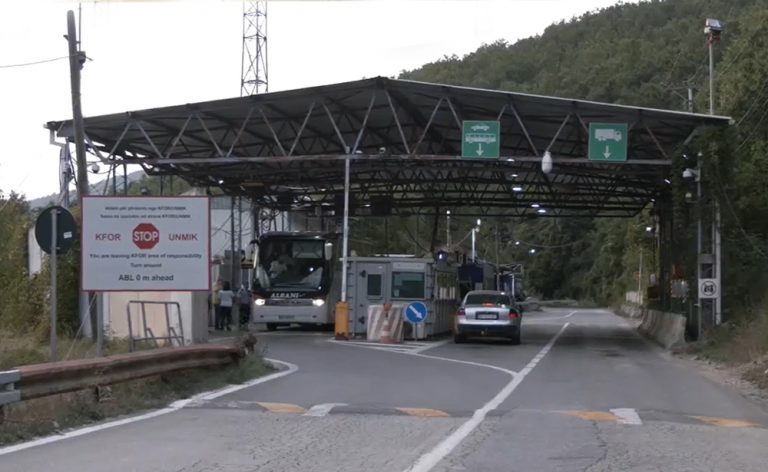 Ministri Sveçla thotë se bllokadat në pikat kufitare janë hequr nga serbët