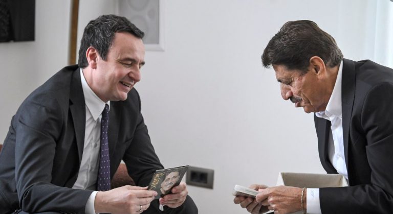 Kryeministri Kurti në shtëpinë e Sabri Fejzullahut për ditëlindjen e tij