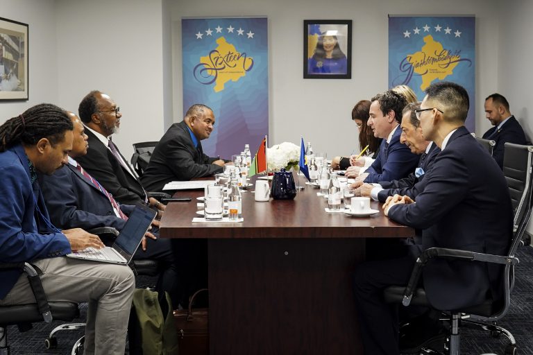 Kurti takoi kryeministrin e Vanuatu, Charlot Salwai, diskutuan për mundësitë e bashkëpunimit mes dy vendeve