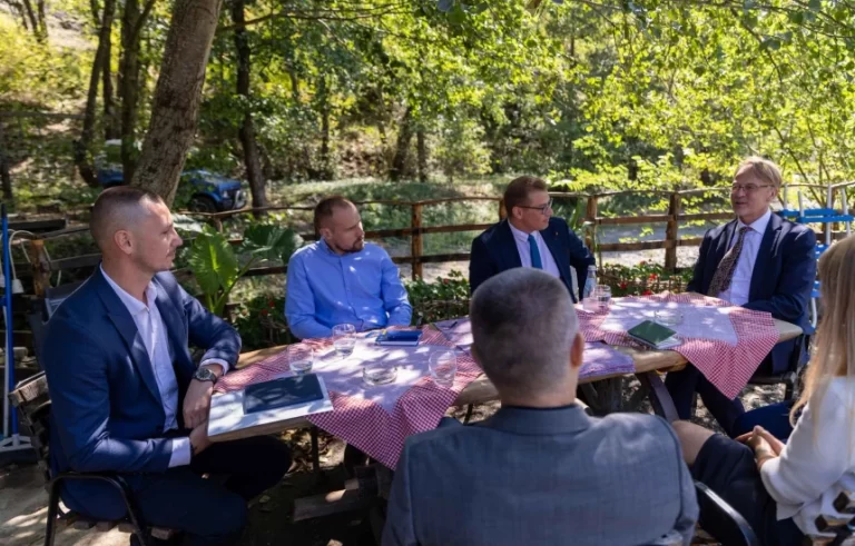 Shefi i Zyrës së BE-së viziton veriun: Angazhimet e Kosovës ndaj komuniteteve të realizohen plotësisht