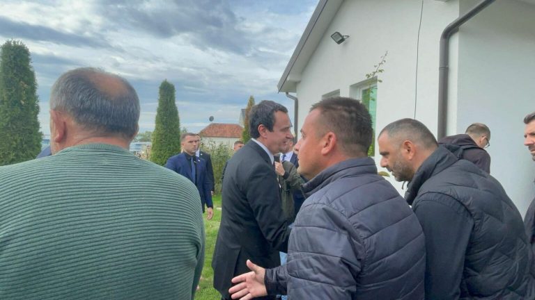 Kurti viziton familjen e Heroit Afrim Bunjaku