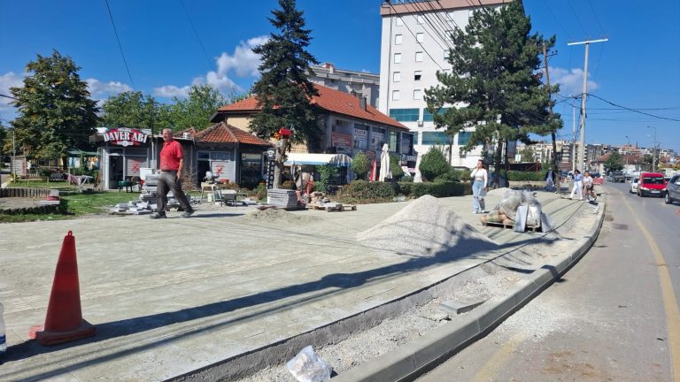 Po vazhdojnë punimet për rregullimin e trotuarit në rrugën “De Rada” në Prizren