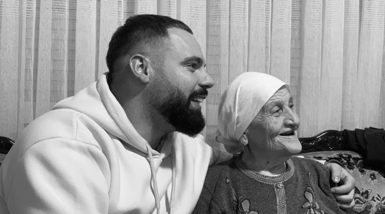 Djali i komandant Drinit, Drini Rexha për gjyshen e tij: Të dua shumë Aka jem, përqafoje babin shumë