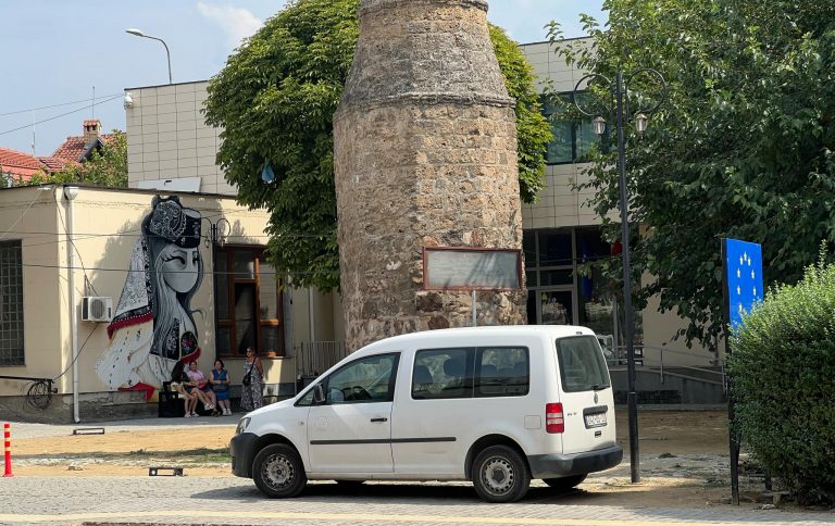 EC Ma Ndryshe: Parkimi i automjeteve zyrtare cenon integritetin e minares së xhamisë së Arastës në Prizren