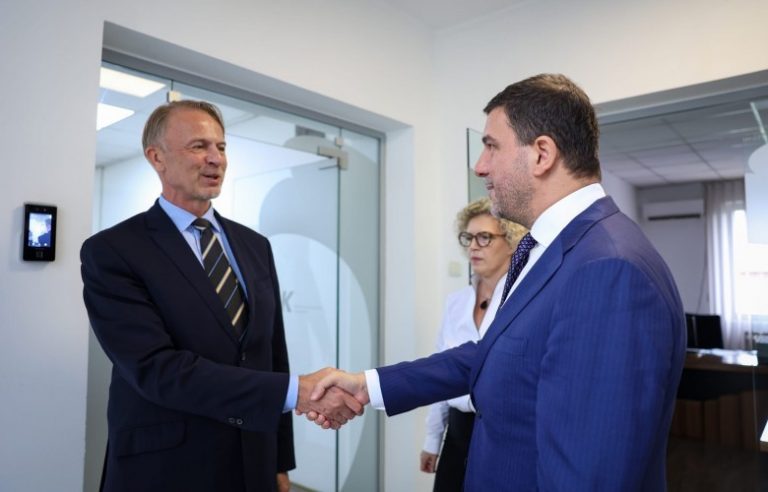 Krasniqi takon shefin e ri të zyrës së BE-së në Kosovë, flasin çështje të interesit të përbashkët