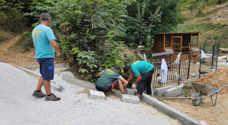 Në proces e sipër punimet për shtrimin e rrugëve dhe rregullimin e kanalizimit në fshatin Poslisht