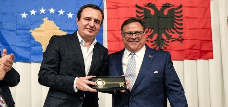Kurti nderohet me “Çelësin e Qytetit” në Watebury gjatë vizitës në SHBA