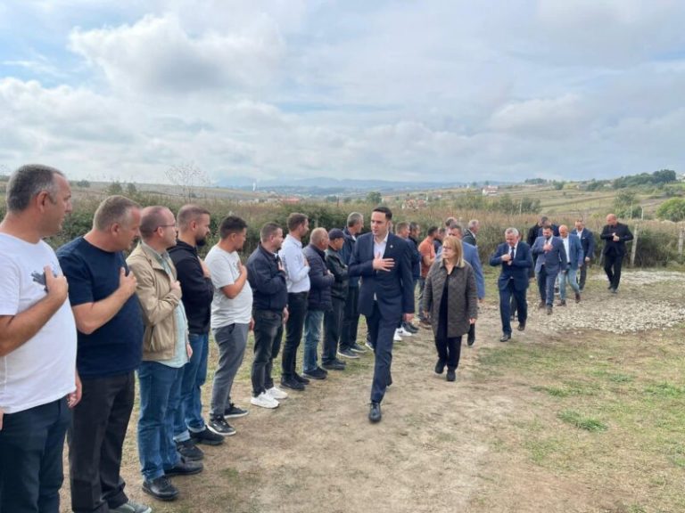 Të hënën vdiq motra e Adem Jasharit, Abdixhiku me bashkëpartiakë shkojnë për ngushëllime